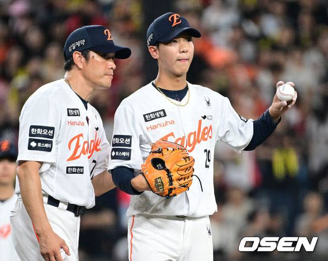 [OSEN=대전, 조은정 기자]19일 대전한화생명볼파크에서 2026 신한은행 SOL KBO리그 한화 이글스와 KIA 타이거즈의 경기가 열렸다.경기에 한화는 화이트를, KIA는 시라카와를 선발투수로 내세웠다.9회초 무사 1루에서 한화 황준서가 KIA 정현창에게 볼넷을 허용한 뒤 교체되고 있다. 2026.08.19 /cej@osen.co.kr