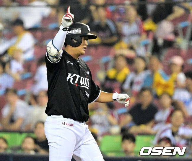 [OSEN=잠실, 지형준 기자]8회초 2사 1,2루에서 KT 이정범이 1타점 우전 적시타를 날리며 기뻐하고 있다. 2026.08.20 / jpnews@osen.co.kr