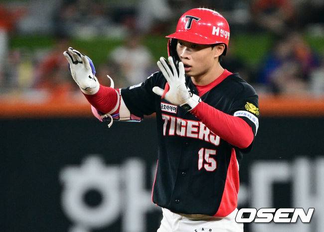 [OSEN=대전, 조은정 기자]18일 대전한화생명볼파크에서 2026 신한은행 SOL KBO리그 한화 이글스와 KIA 타이거즈의 경기가 열렸다.이날 경기에 한화는 왕옌청을, KIA는 네일을 선발투수로 내세웠다.6회초 KIA 선두타자 박재현이 2루타를 날린 뒤 세리머니를 하고 있다. 2026.08.18 /cej@osen.co.kr