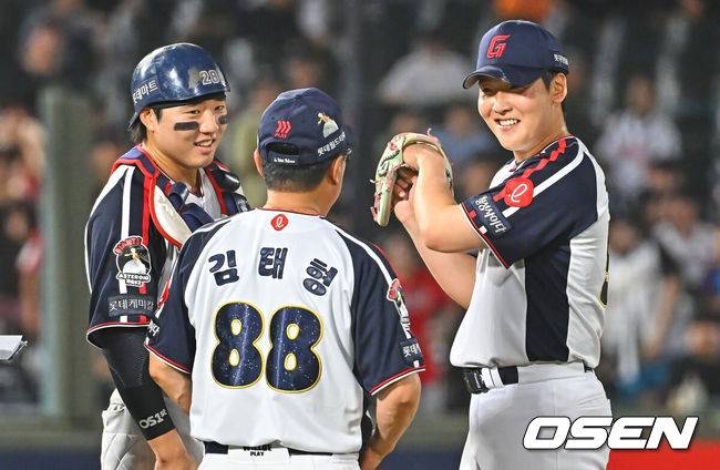 [OSEN=부산, 이석우 기자] 21일 부산 사직야구장에서 2026 신한 SOL KBO 리그 롯데 자이언츠와 SSG 랜더스의 경기가 열렸다. 홈팀 롯데는 비슬리가, 방문팀 SSG는 타케다가 선발 출전했다.롯데 자이언츠 김태형 감독이 8회초 마운드에 올라 최준용-손성빈과 웃으며 얘기하고 있다. 2026.07.21 / foto0307@osen.co.kr