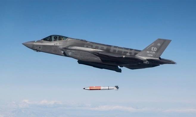 미 공군 소속 F-35A 전투기에서 전술핵무기로 사용하는 B61-12 폭탄이 투하되는 모습. 사진 제공=미 공군