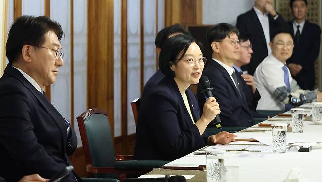 한성숙 국무총리가 21일 서울 종로구 삼청동 국무총리 서울공관에서 열린 주택 공급 관련 서울 구청장 간담회에서 발언하고 있다. ⓒ연합뉴스