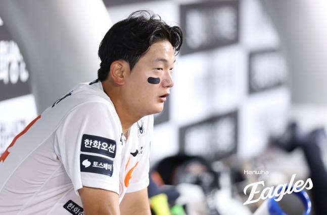 한화 이글스 투수 김서현이 20일 KIA 타이거즈와 홈경기에서 투구를 마치고 더그아웃에서 아쉬운 듯한 표정을 짓고 있다. /사진=한화 이글스 제공