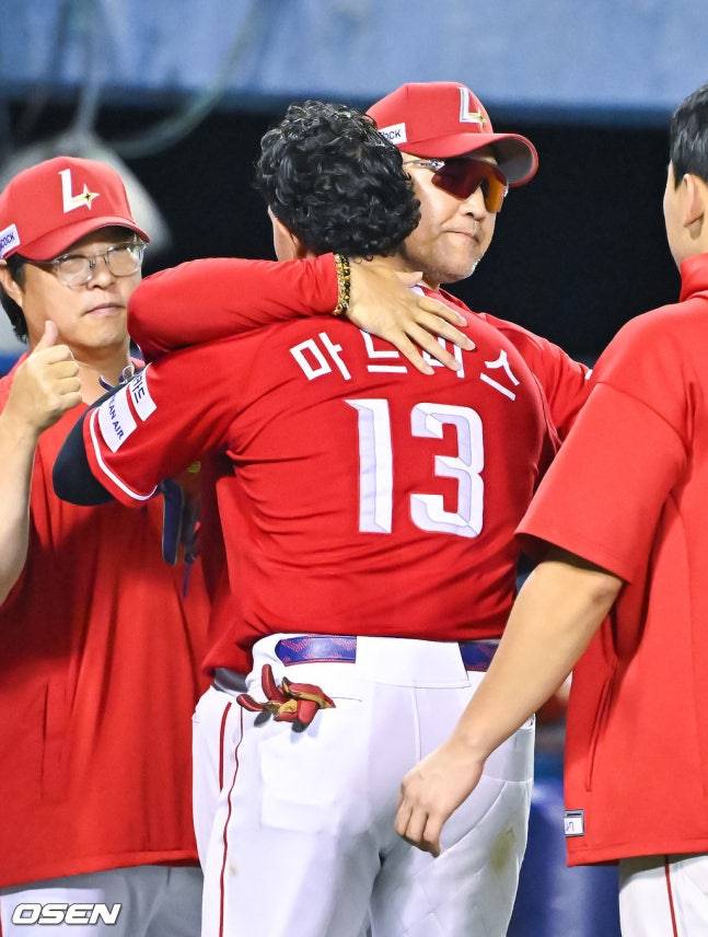 지난 16일 KBO 마지막 경기를 마치고 마드리스(왼쪽)와 포옹하는 이숭용 감독.
