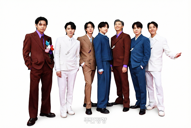 BTS posando ao chegar ao Grammy Awards. O BTS foi indicado na categoria Pop por três anos consecutivos a partir de 2021, mas não ganhou. Foto de arquivo do Kyunghyang Shinmun.