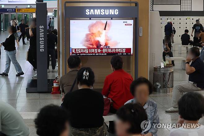 북한, 탄도미사일 도발…10여발 무더기 발사 (서울=연합뉴스) 박동주 기자 = 북한이 단거리 탄도미사일 10여 발을 무더기 발사한 지난 20일 서울역에 관련 뉴스가 나오고 있다. 2026.8.20 pdj6635@yna.co.kr
