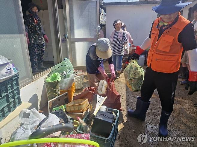 거제 수해현장 복구 돕는 자원봉사자들 (김해=연합뉴스) 20일 오전 경남 거제면사무소 일원에서 김해시 자원봉사자들이 쓰레기를 정리하는 등 환경정비 작업을 하고 있다. 2026.8.20 [김해시 제공. 재판매 및 DB 금지] ksk@yna.co.kr