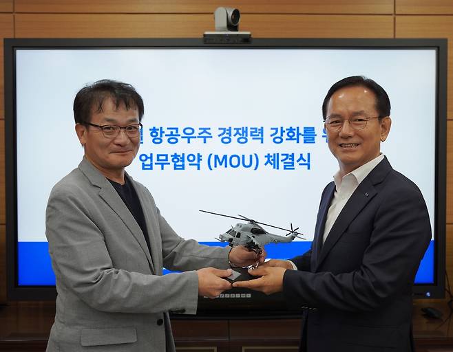김종출 KAI 대표이사(오른쪽)와 김성배 국가안보전략연구원장 [KAI 제공. 재판매 및 DB 금지]