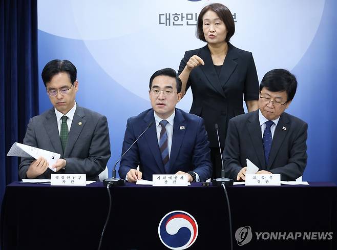 지방교육재정교부금 개편 브리핑하는 박홍근 장관 (서울=연합뉴스) 안정원 기자 = 박홍근 기획예산처 장관이 21일 서울 종로구 정부서울청사에서 지방교육재정교부금 개편 관계부처 합동브리핑을 하고 있다. 2026.8.21 jeong@yna.co.kr
