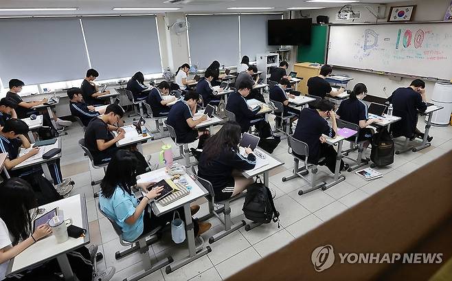 학교에서 자율 학습하는 고교생 [연합뉴스 자료사진]