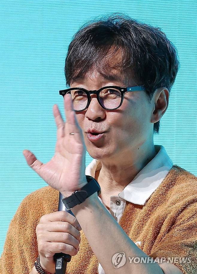 질문에 답하는 '왕사남' 장항준 감독 (서울=연합뉴스) 이재희 기자 = 영화 '왕과 사는 남자'를 연출한 장항준 감독이 21일 서울 동대문구 한국콘텐츠진흥원 콘텐츠문화광장에서 열린 '2026 뉴콘텐츠아카데미(NCA) 쇼케이스' 오픈 스테이지 강연에서 질문에 답하고 있다. 2026.8.21 scape@yna.co.kr