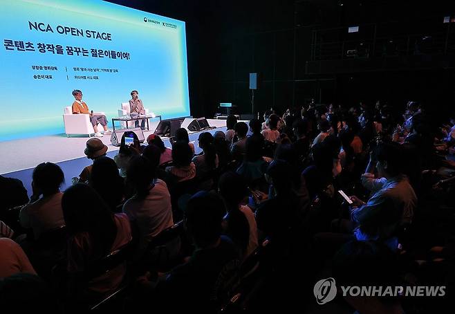 '왕사남' 장항준 감독과 송은이 강연 (서울=연합뉴스) 이재희 기자 = 영화 '왕과 사는 남자'를 연출한 장항준 감독(왼쪽)과 코미디언 송은이가 21일 서울 동대문구 한국콘텐츠진흥원 콘텐츠문화광장에서 열린 '2026 뉴콘텐츠아카데미(NCA) 쇼케이스' 오픈 스테이지 강연에서 질문을 주고받고 있다. 2026.8.21 scape@yna.co.kr