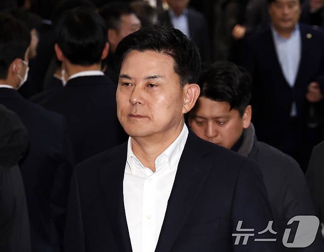 김태호 국민의힘 의원이 14일 오후 서울 여의도 국회에서 윤석열 대통령에 대한 탄핵소추안이 가결된 뒤 본회의장을 나서고 있다. 윤 대통령 탄핵안은 재적의원 300명이 모두 투표에 참여해 찬성 204표, 반대 85표, 기권 3표, 무효 8표로 가결됐다. 2024.12.14 ⓒ 뉴스1 구윤성 기자