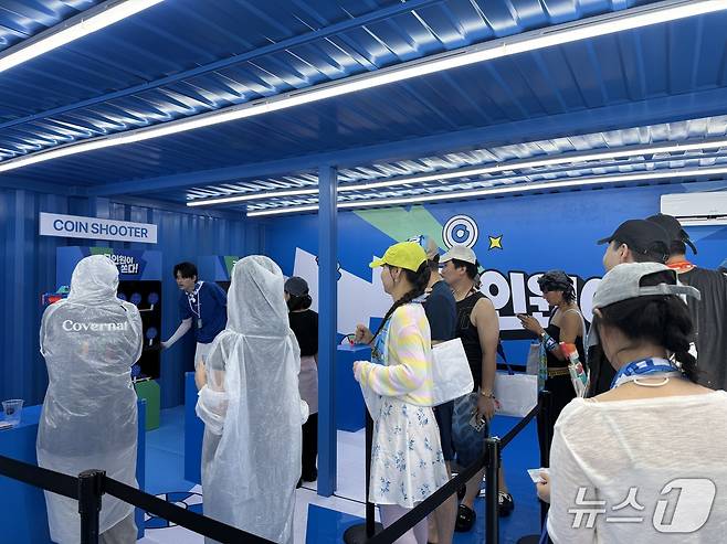 22일 강원 속초 한화리조트 설악 쏘라노에서 열린 '워터밤 속초 2026' 행사장에 마련된 코인원 브랜드 체험 부스 내부 모습. 사진=황지현 기자.
