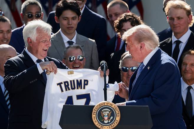 Mark Walter CEO presents U.S. President Donald Trump with a jersey with Trump‘s surname and a number “47. 연합외신