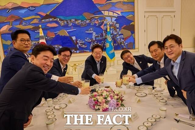 이재명 대통령은 오는 28일 더불어민주당 의원들을 청와대 영빈관으로 초청해 오찬을 함께한다. 이 대통령이 19일 청와대에서 주최한 더불어민주당 당대표 및 후보들과 만찬에서 참석자들과 건배를 하며 기념촬영을 하고 있다. /청와대