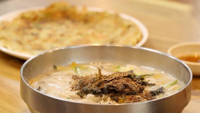 '동네한바퀴' 굴메밀칼국수&nbsp;