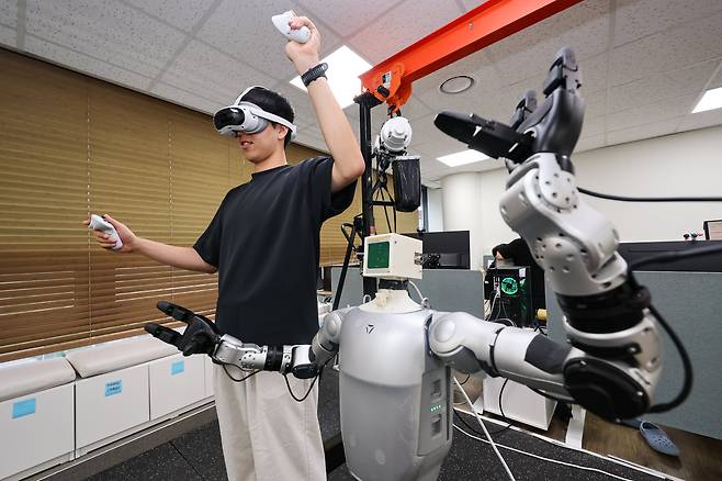 2026년 8월 20일 오후 대전 유성구 KAIST 정보전자공학동 전산학부 연구실에서 KAIST 연구원들이 중국 유니트리(Unitree)사의 'G1' 휴머노이드 로봇을 구동·테스트하고 있다. /최기웅 기자