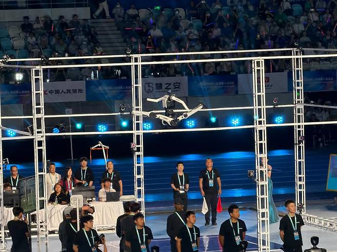 22일 중국 베이징 국가스피드스케이팅관에서 열린 제2회 세계휴머노이드로봇운동회에서 베이징휴머노이드로봇혁신센터의 '톈궁 울트라'가 제자리 높이뛰기 시연을 하고 있다. 베이징=이혜미 특파원