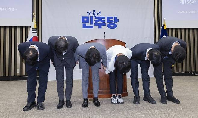 김민석 더불어민주당 대표와 최고위원들이 20일 국회에서 전당대회 뒤 처음으로 열린 의원 총회에서 의원들에게 인사하고 있다. (왼쪽부터) 박선원 최고위원, 한병도 원내대표, 김 대표, 최민희 수석최고위원, 이성윤 최고위원, 한민수 최고위원. 2026.8.20 / 사진=연합뉴스