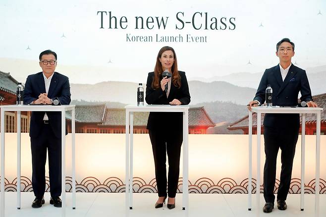 메르세데츠-벤츠코리아의 경영진이 지난 19일 강원도 영월군에 있는 한 호텔에서 ‘더 뉴 S-클래스’ 국내 출시 행사를 열고 기자들의 질문에 답하고 있다. 왼쪽부터 메르세데스-벤츠코리아의 이상국 마케팅·커뮤니케이션 부문 총괄 부사장, 쉬린 에미라 대표이사, 김은중 제품·세일즈 부문 총괄 부사장. 벤츠코리아 제공
