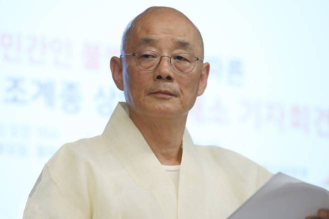 봉은사 주지를 지낸 명진스님이 22일 입적했다. 명진스님 지인 등에 따르면 스님은 이날 오전 제주도 바다에서 프리다이빙을 하다 사고를 당했다. 연합뉴스