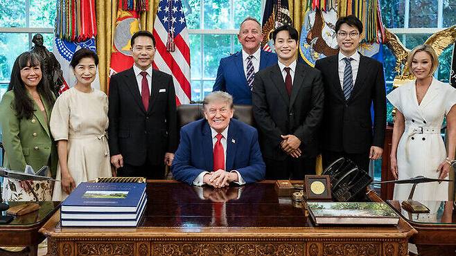 8일 손현보 목사가 트럼프 대통령을 만나 기념 사진을 찍고 있다. 세계로교회 인스타그램 캡처