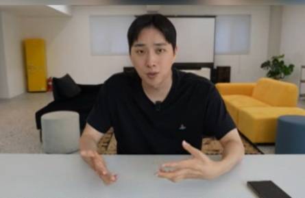 유튜버 박위가 KTX 하차 중 낙상사고를 당한 뒤 “너무 화가 났다”며 폐쇄회로(CC)TV까지 공개했지만, 논란이 이어지자 영상을 삭제하고 자신을 도와주려던 과정에서 발생한 실수였다며 사과했다. [사진출처 = 영상캡처]