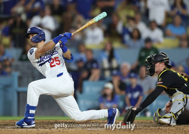 메이저리그(MLB) LA 다저스 토미 에드먼이 22일(한국시각) 열린 피츠버그와 홈 경기 연장 10회말 끝내기 안타를 쳤다./게티이미지코리아