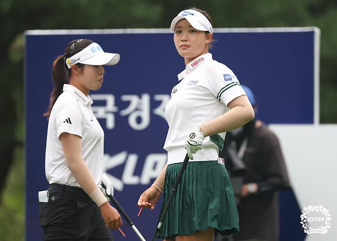 대회 이틀째 같은 조에서 선두 경쟁을 펼친 서교림(왼쪽)과 김민솔. [사진=KLPGA]