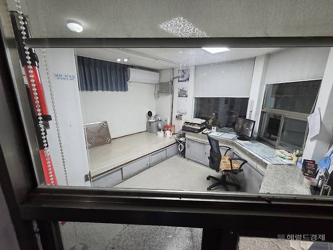 지난 20일 오후 10시30분께 서울 서대문구 연세대학교 북문 앞 비어 있는 경비실 모습. 사건 발생 기숙사로 향하는 연세대 북문의 유일한 경비초소다. 이영기 기자