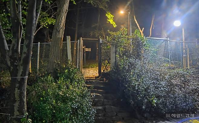 지난 20일 오후 11시께 서울 서대문구 연세대 기숙사에서 안산으로 이어지는 출입구가 개방돼 있다. 이영기 기자