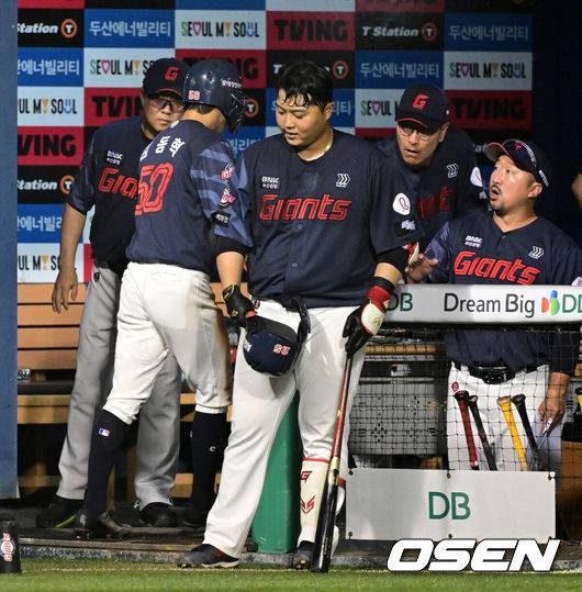 [OSEN=잠실, 지형준 기자] 21일 서울 잠실야구장에서 2026 신한 SOL KBO리그 두산 베어스와 롯데 자이언츠의 경기가 열렸다.두산은 최승용, 롯데는 김진욱이 선발로 나섰다.8회초 2사 2루에서 롯데 김동혁이 나승엽의 유격수 땅볼에 두산 박찬호의 실책으로 득점을 올리며 김태형 감독과 하이파이브를 하고 있다. 2026.08.21 / jpnews@osen.co.kr