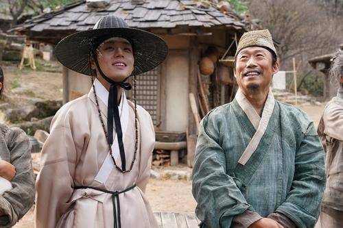 영화 ‘왕과 사는 남자’ 속 한 장면으로  단종(박지훈)과 엄흥도(유해진). 사진 제공=쇼박스