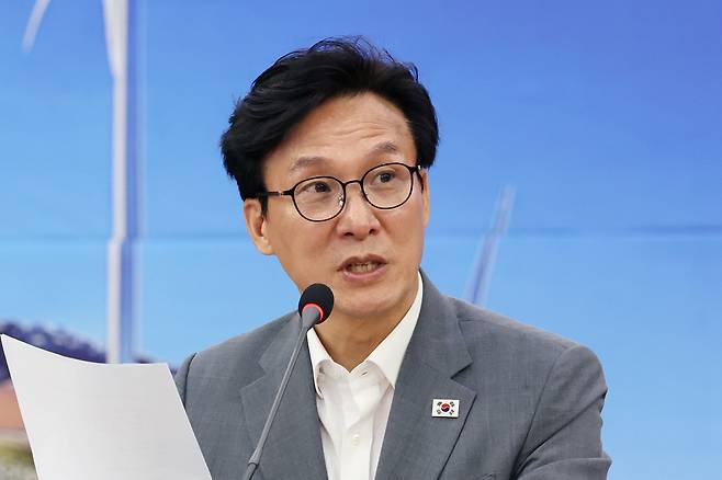 김민석 더불어민주당 대표가 21일 오전 강원 강릉시청에서 열린 ‘강릉 최고위원회의’에서 모두발언을 하고 있다. 뉴스1
