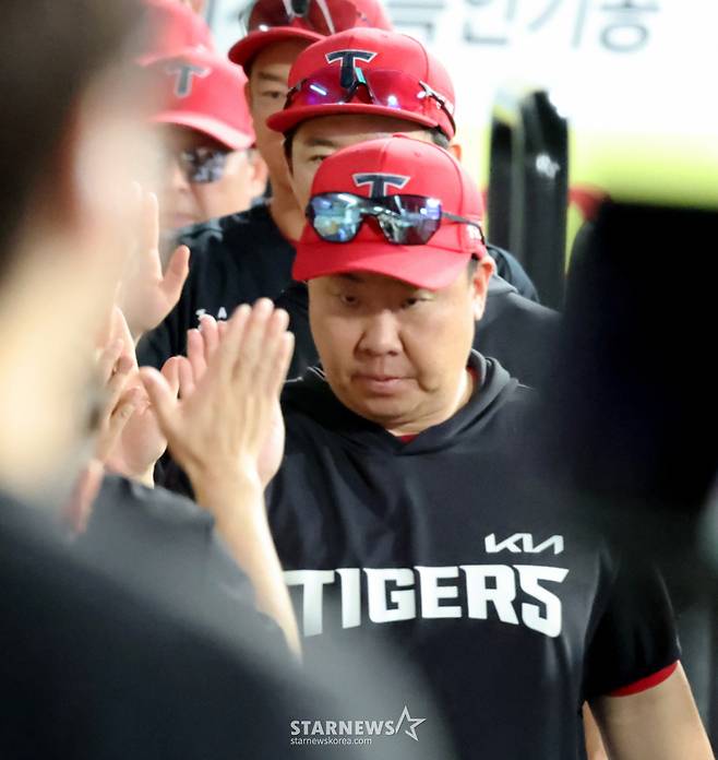 기아 이범호 감독이 30일 대구삼성라이온즈파크에서 열린 2026KBO리그 삼성라이온즈와 기아타이거즈 경기에서 승리한 후 하이파이브를 나누며 2승 1패로 3연전을 마무리하고 있다.. 2026.07.30. /사진=강영조 cameratalks@