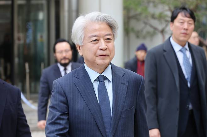 불법 정치자금 6천만원을 받은 혐의로 재판에 넘겨진 노웅래 전 더불어민주당 의원이 지난해 11월 26일 서울중앙지법에서 열린 1심 선고에서 무죄를 선고받은 뒤 청사를 나서고 있다. 연합뉴스