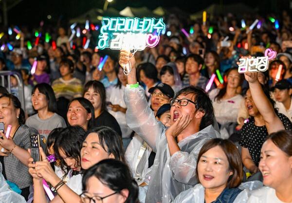신나게 응원봉을 흔들고 환호하고 있는 관객들.