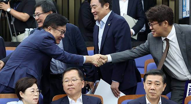 정점식 국민의힘 원내대표와 유의동 의원이 21일 서울 여의도 국회에서 열린 의원총회에서 악수를 하고 있다. (출처 : 뉴스1)