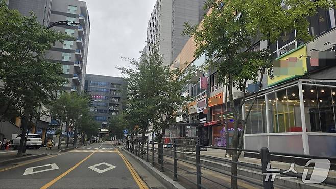 지난 21일 파주 운정신도시의 대표 상권인 야당역 인근 상가 거리. 금요일 오후임에도 오가는 사람 없이 한산한 모습이다. /박대준 기자 (재판매 및 금지)