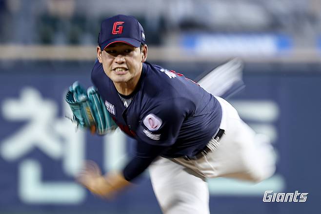 롯데 김진욱이 21일 서울 잠실구장에서 열린 2026 KBO리그 정규시즌 두산전에 선발 등판해 역투하고 있다. 사진 | 롯데 자이언츠