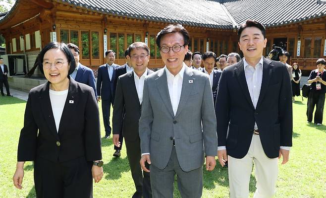 한성숙 국무총리(앞줄 왼쪽부터), 더불어민주당 김민석 당 대표, 강훈식 대통령 비서실장이 23일 서울 종로구 삼청동 총리공관에서 열린 고위 당정협의회에 참석해 기념 촬영을 하기 위해 이동하고 있다. /박성원 기자