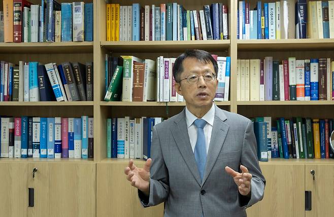 판사 출신 형사법 권위자로 대법원 양형위원장을 지낸 이상원 서울대 법대 명예교수는 검찰개혁이란 명분으로 형사소송법을 개악한 민주당의 입법 독재를 '위장 권위주의' '스텔스 권위주위'라고 비판했다. /김지호 기자
