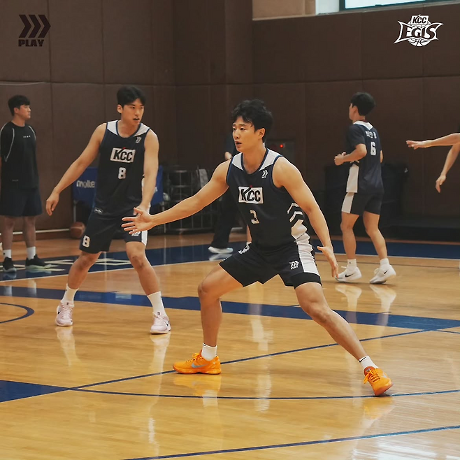 비시즌 연습경기를 앞두고 몸을 풀고 있는 KCC 윤기찬(8번)과 허웅(3번). 사진=KCC