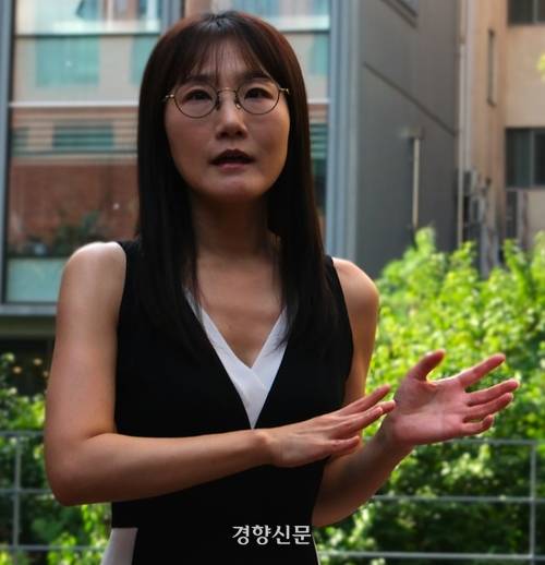 김정희원 미국 애리조나주립대 교수가 지난 7일 논문 ‘죽음자본주의적 법적 폭력: 신자유주의 한국은 노동 운동을 어떻게 처벌하는가’에 관해 이야기하고 있다. 경향신문사 부근 소공원에서 촬영했다.  김종목 기자