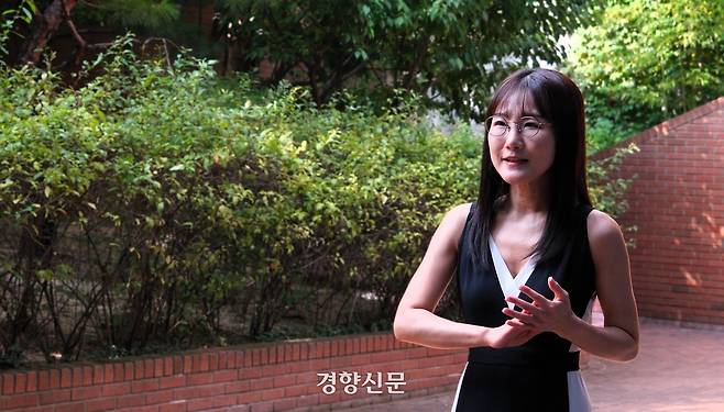 김정희원 교수는 ‘학자 활동가’로 자신을 규정한다. “말년은 한국에서 활동가로 살겠다”고 했다. 지난 7일 경향신문 부근 소공원에서 촬영했다. 김종목 기자