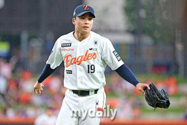 18일 대전 한화생명 볼파크 야구장에서 열린 '2026 신한 SOL KBO리그' KIA 타이거즈와 한화 이글스 경기. 한화 선발투수 왕옌청이 1회 수비를 마치고 더그 아웃으로 들어서고 있다./마이데일리