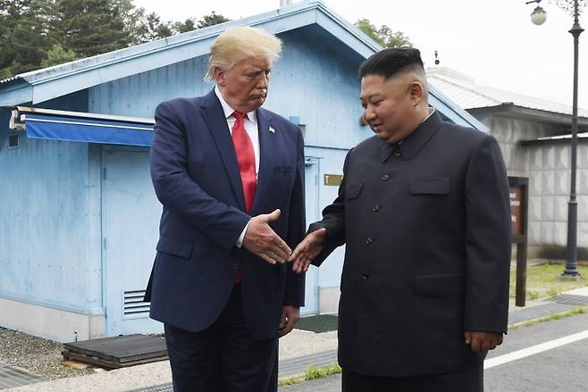 도널드 트럼프(왼쪽) 미국 대통령과 김정은 북한 국무위원장이 지난 2019년 6월 비무장지대에서 악수를 하고 있다. [AP]