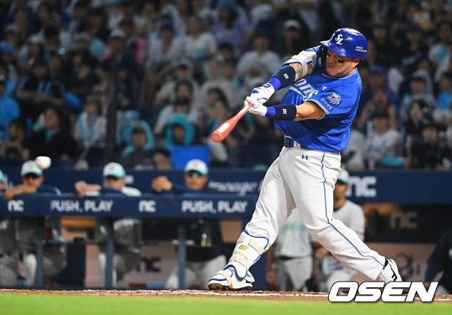 [OSEN=창원, 이석우 기자] 22일 창원NC파크에서 2026 신한 SOL KBO 리그 NC 다이노스와 삼성 라이온즈의 경기가 열렸다. 홈팀 NC는 원종해가, 방문팀 삼성은 이승현이 선발 출전했다. 삼성 라이온즈 최형우가 4회초 2사 1,3루 좌중간 1타점 안타를 치고 있다. 2026.08.22 / foto0307@osen.co.kr