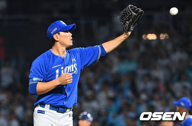 [OSEN=창원, 이석우 기자] 22일 창원NC파크에서 2026 신한 SOL KBO 리그 NC 다이노스와 삼성 라이온즈의 경기가 열렸다. 홈팀 NC는 원종해가, 방문팀 삼성은 이승현이 선발 출전했다. 삼성 라이온즈 김재윤이 볼을 받고 있다. 2026.08.22 / foto0307@osen.co.kr